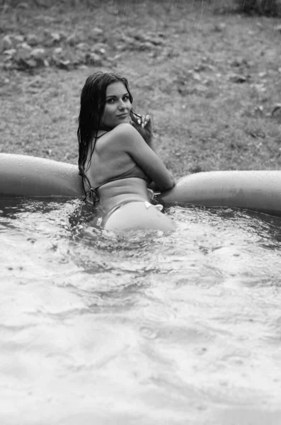 Mooie Natte Naakte Vrouw Badpak Poseren Het Zwembad Buiten Zwart — Stockfoto