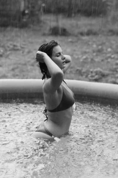 Schöne Nasse Nackte Frau Badeanzug Posiert Schwimmbad Freien Schwarz Und — Stockfoto