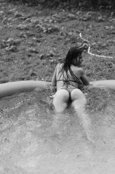 穿着泳衣的漂亮的湿淋淋的女人站在游泳池外 黑白相间 — 图库照片