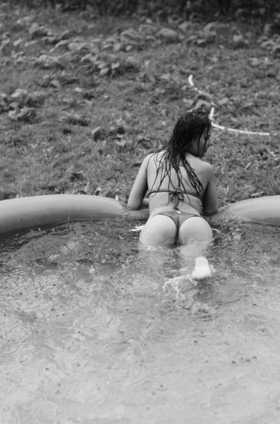 美しいですぬれた裸の女性で水着姿でプール屋外 黒と白 — ストック写真