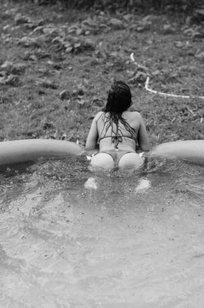 Schöne Nasse Nackte Frau Badeanzug Posiert Schwimmbad Freien Schwarz Und — Stockfoto