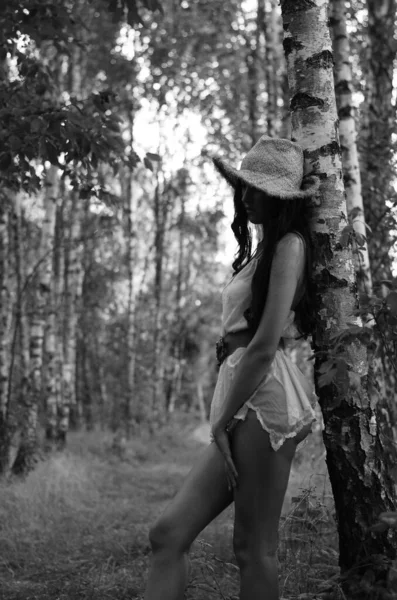 Foto Epoca Bella Giovane Donna Abiti Estivi Cappello Paglia Nella — Foto Stock