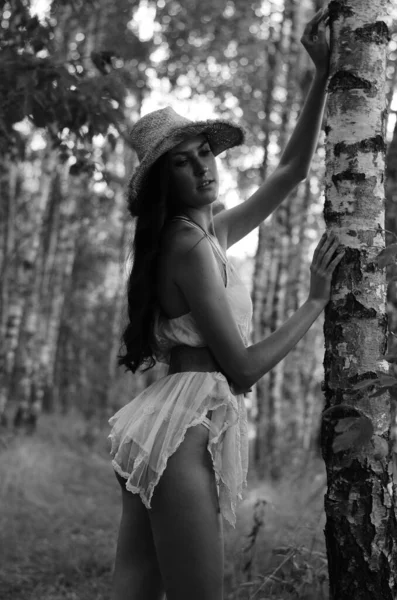 Vintage Foto Der Schönen Jungen Frau Sommerkleidung Und Strohhut Wald — Stockfoto