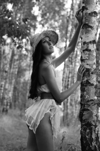 Vintage Fotografie Krásné Mladé Ženy Letních Šatech Slaměný Klobouk Lese — Stock fotografie