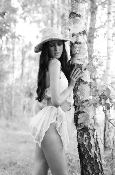 夏の服を着た美しい若い女性のヴィンテージ写真や森の中の藁帽子 — ストック写真