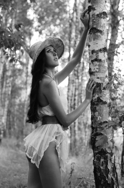 Vintage Foto Der Schönen Jungen Frau Sommerkleidung Und Strohhut Wald — Stockfoto