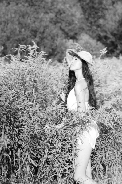 Vintage Foto Van Mooie Jonge Vrouw Zomerkleding Strohoed Weide — Stockfoto