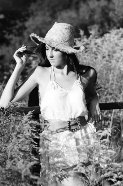 夏の服を着た美しい若い女性のヴィンテージ写真や牧草地での藁帽子 — ストック写真