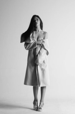 Kürk giyen seksi esmer kadın, siyah beyaz fotoğraf.