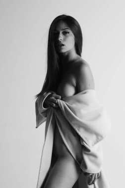 Kürk giyen seksi esmer kadın, siyah beyaz fotoğraf.