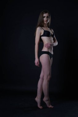 İç çamaşırlı seksi esmer bir kadının güzel portresi. 