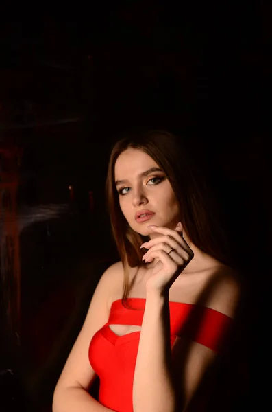 Piękna Młoda Dziewczyna Czerwonej Sukience Studio Luksusowa Biżuteria Naszyjniki Pierścionki — Zdjęcie stockowe