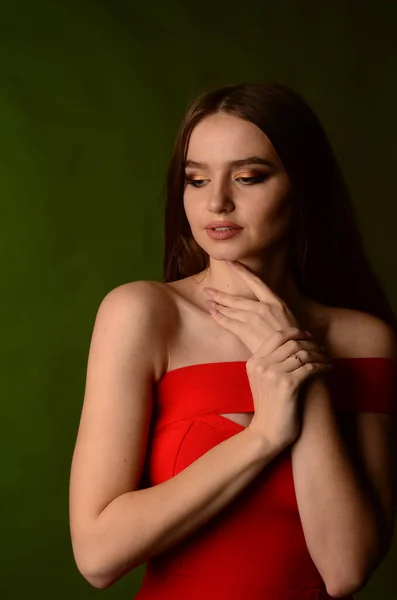 Une Belle Jeune Fille Robe Rouge Dans Studio Bijoux Luxe — Photo