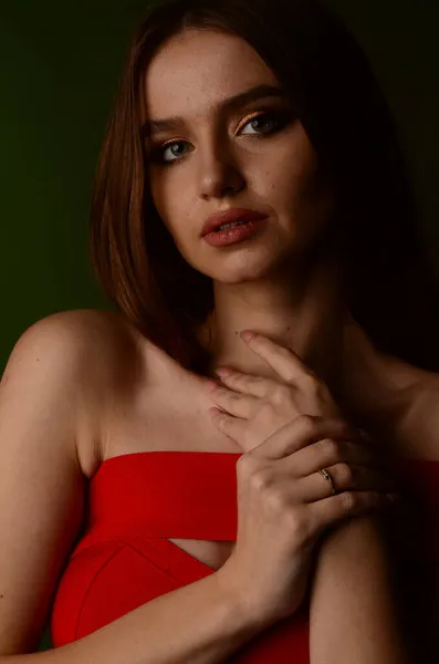 Uma Menina Bonita Vestido Vermelho Estúdio Jóias Luxo Colares Anéis — Fotografia de Stock