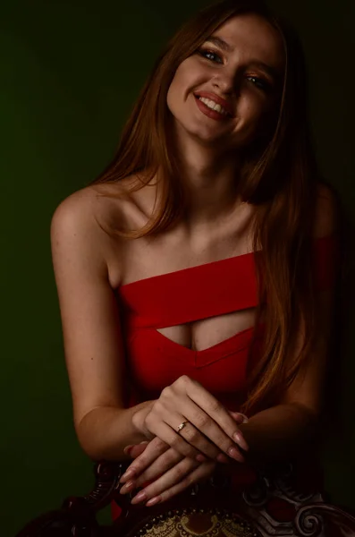 Uma Menina Bonita Vestido Vermelho Estúdio Jóias Luxo Colares Anéis — Fotografia de Stock