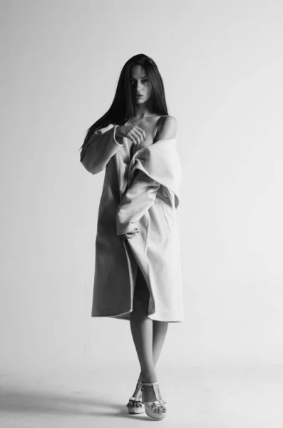 Wanita Berambut Cokelat Seksi Mengenakan Mantel Bulu Hitam Dan Putih — Stok Foto