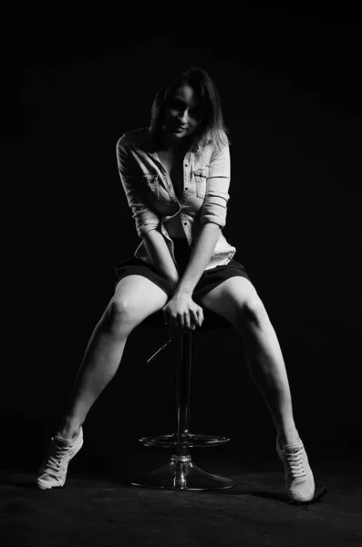 Schöne Junge Frau Posiert Studio Auf Schwarzem Hintergrund Mode Stil — Stockfoto