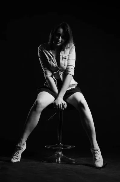 Mooie Jonge Vrouw Poseren Studio Zwarte Achtergrond Mode Stijl Zwart — Stockfoto