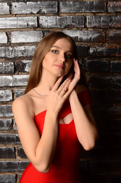 Une Belle Jeune Fille Robe Rouge Dans Studio Bijoux Luxe — Photo