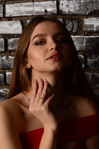 Uma Menina Bonita Vestido Vermelho Estúdio Jóias Luxo Colares Anéis — Fotografia de Stock