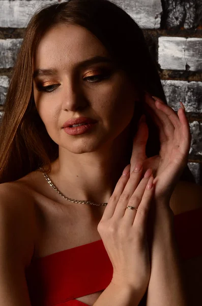 Krásná Mladá Dívka Červených Šatech Studiu Luxusní Šperky Náhrdelníky Prsteny — Stock fotografie
