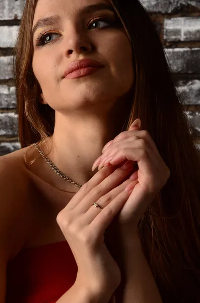 Uma Menina Bonita Vestido Vermelho Estúdio Jóias Luxo Colares Anéis — Fotografia de Stock