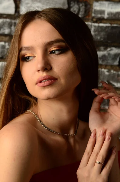 Uma Menina Bonita Vestido Vermelho Estúdio Jóias Luxo Colares Anéis — Fotografia de Stock