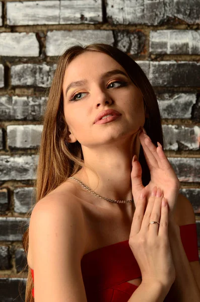 Egy Gyönyörű Fiatal Lány Piros Ruhában Stúdióban Luxus Ékszerek Nyakláncok — Stock Fotó