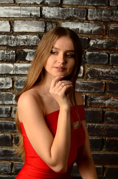 Ein Schönes Junges Mädchen Einem Roten Kleid Studio Luxusschmuck Halsketten — Stockfoto