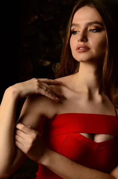 Μια Όμορφη Κοπέλα Κόκκινο Φόρεμα Στο Στούντιο Πολυτελή Κοσμήματα Κολιέ — Φωτογραφία Αρχείου