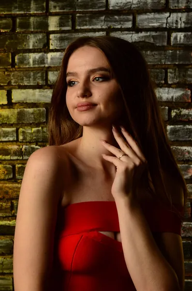 スタジオで赤いドレスを着た美しい若い女の子 高級ジュエリー ネックレス リング 明るいメイク 赤い唇 マニキュア グラマラス高級女性 — ストック写真