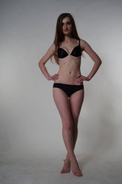 İç çamaşırlı seksi esmer bir kadının güzel portresi. 