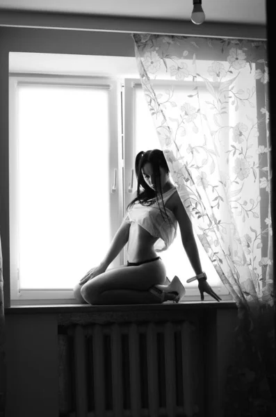 Сексуальная Молодая Брюнетка Женщина Нижнем Белье Стоящих Окне Черно Белое — стоковое фото