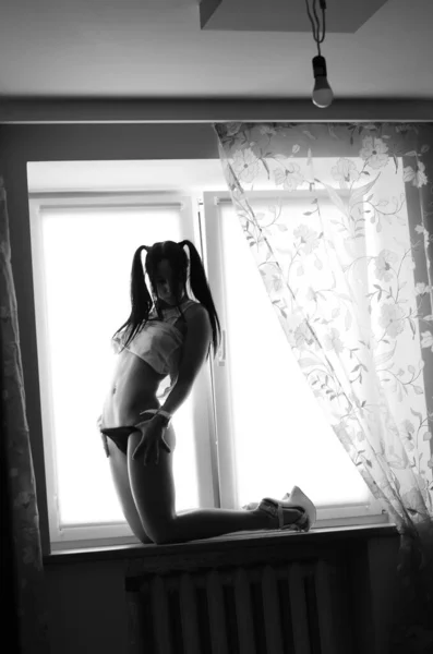 Sexy Junge Brünette Frau Trägt Unterwäsche Poing Auf Dem Fenster — Stockfoto