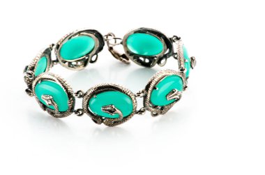 Alışılmadık lüks mücevherler, gümüşle kaplanmış gerçek bitkilerden yapılmış küpeler, beyaz bir arka planda yansıması var..