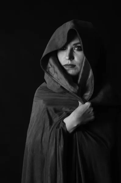 Hermosa Mujer Vestida Con Vestido Capa Posando Sobre Fondo Negro — Foto de Stock