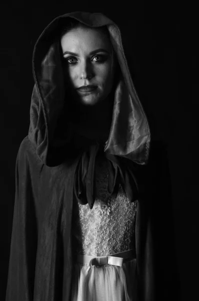 Όμορφη Γυναίκα Ντυμένη Φόρεμα Και Μανδύα Μαύρο Φόντο Ασπρόμαυρη Φωτογραφία — Φωτογραφία Αρχείου