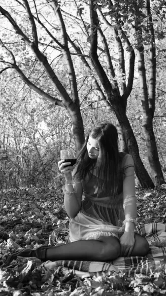 Young Woman Posing Camera Autumn Day Black White Photo — Stock Photo, Image