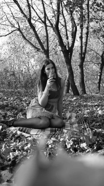 Молода Жінка Позує Камеру Осінній День Чорно Біле Фото — стокове фото