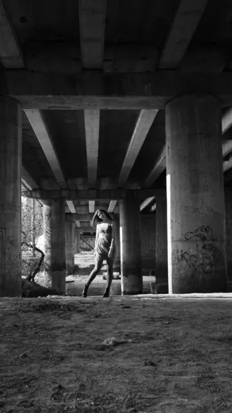 Uma Jovem Posando Câmera Sob Ponte Dia Outono Foto Preto — Fotografia de Stock