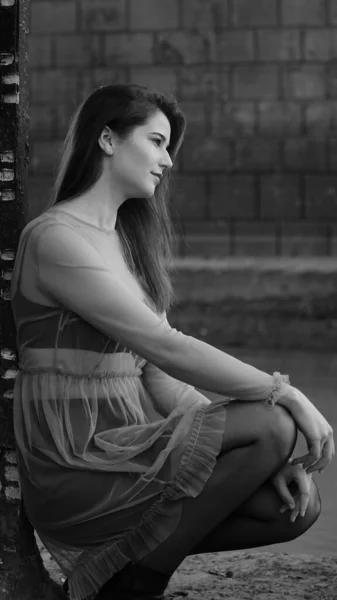 Young Woman Posing Camera Bridge Autumn Day Black White Photo — Stock Photo, Image