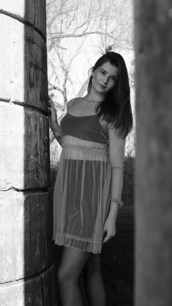 Une Jeune Femme Posant Devant Caméra Sous Pont Jour Automne — Photo