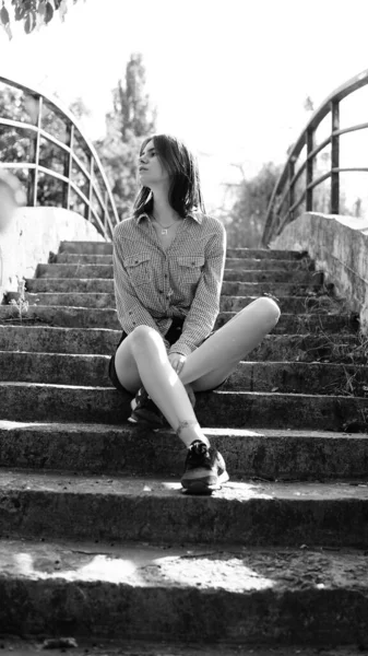 Urbanen Schwarz Weiß Stil Foto Des Jungen Schönen Mädchens Auf — Stockfoto