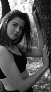 Bir sonbahar günü kameraya poz veren genç bir kadın. Siyah beyaz fotoğraf