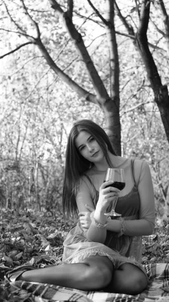 Молодая Женщина Позирует Перед Камерой Осенним Днем Черно Белое Фото — стоковое фото
