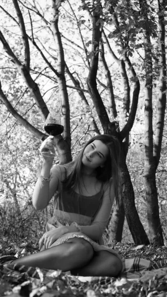 Una Joven Posando Ante Cámara Día Otoño Foto Blanco Negro — Foto de Stock