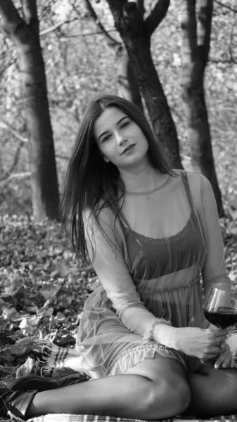 Молодая Женщина Позирует Перед Камерой Осенним Днем Черно Белое Фото — стоковое фото