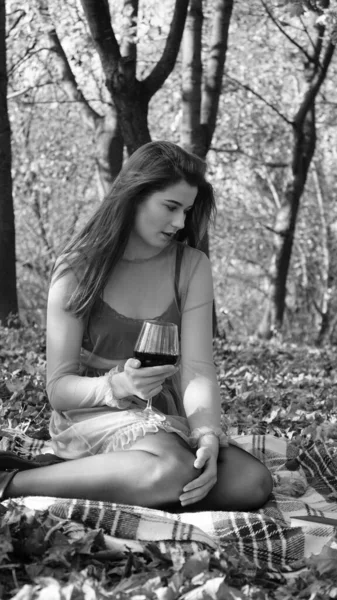 Молода Жінка Позує Камеру Осінній День Чорно Біле Фото — стокове фото
