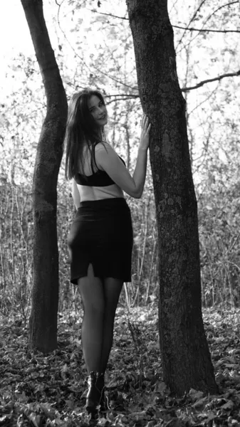 秋の日にカメラを向ける若い女性 白黒写真 — ストック写真