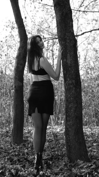 Une Jeune Femme Posant Caméra Jour Automne Photo Noir Blanc — Photo